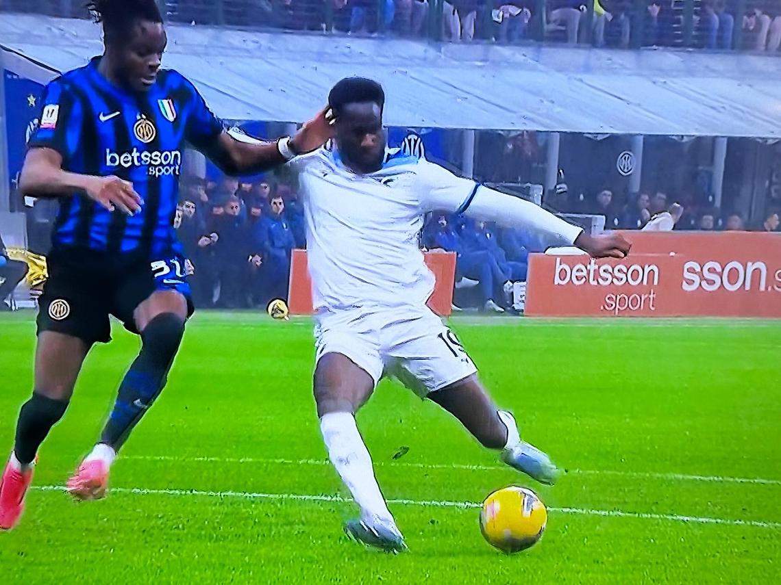 Un gol per tempo alla Lazio, l'Inter vola in semifinale