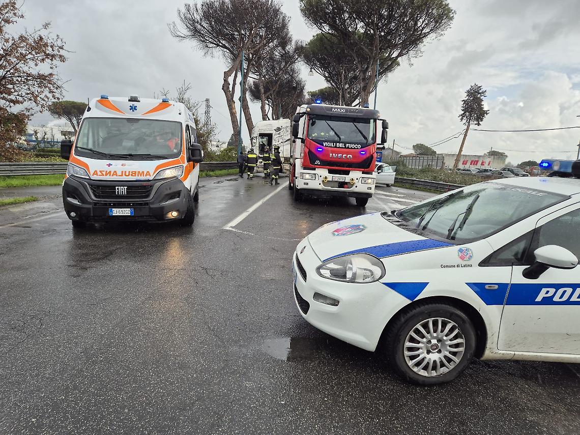 Scontro tra camion e auto, traffico in tilt sull'Appia