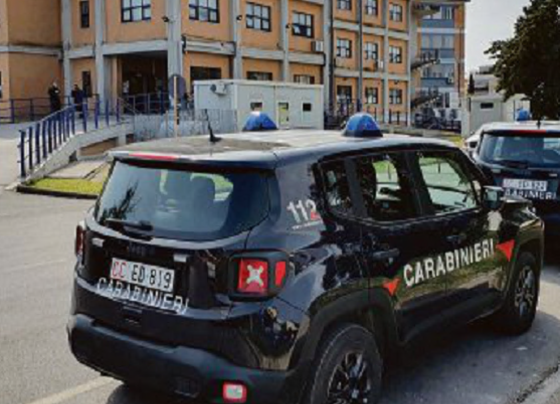 Pestato e lasciato a bordo strada privo di sensi, un passante lo soccorre 