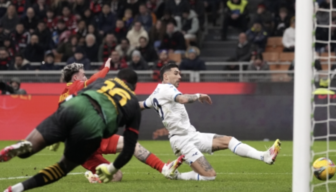 La Lazio sbanca il "Mezza". Milan ko complice il rigore trasformato da Pedro