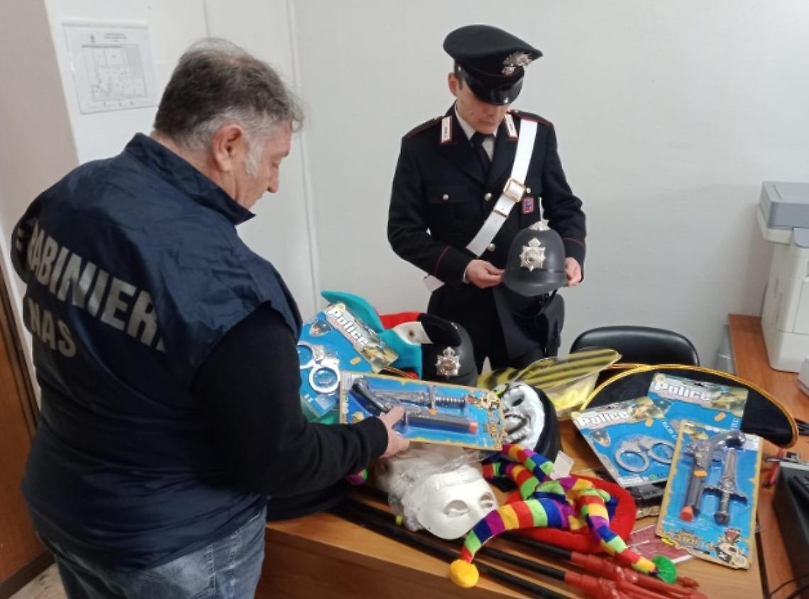 Controlli sui prodotti di Carnevale, sequestri e sanzioni per un negozio di casalinghi