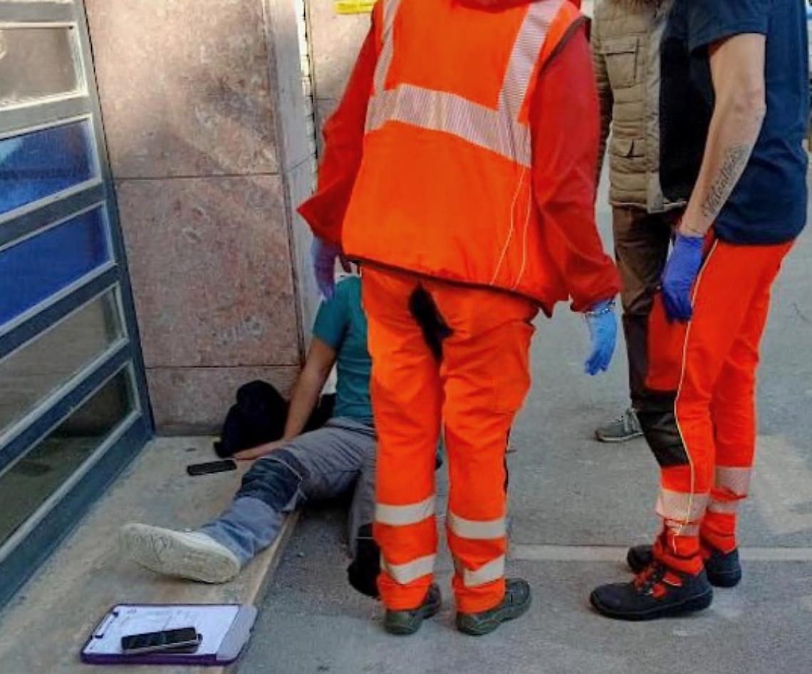Cade nella voragine sul marciapiede