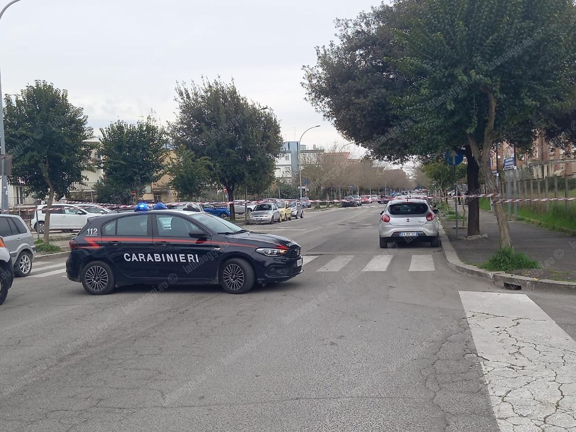 Allarme bomba in via Aldo Moro, strada chiusa in attesa degli artificieri