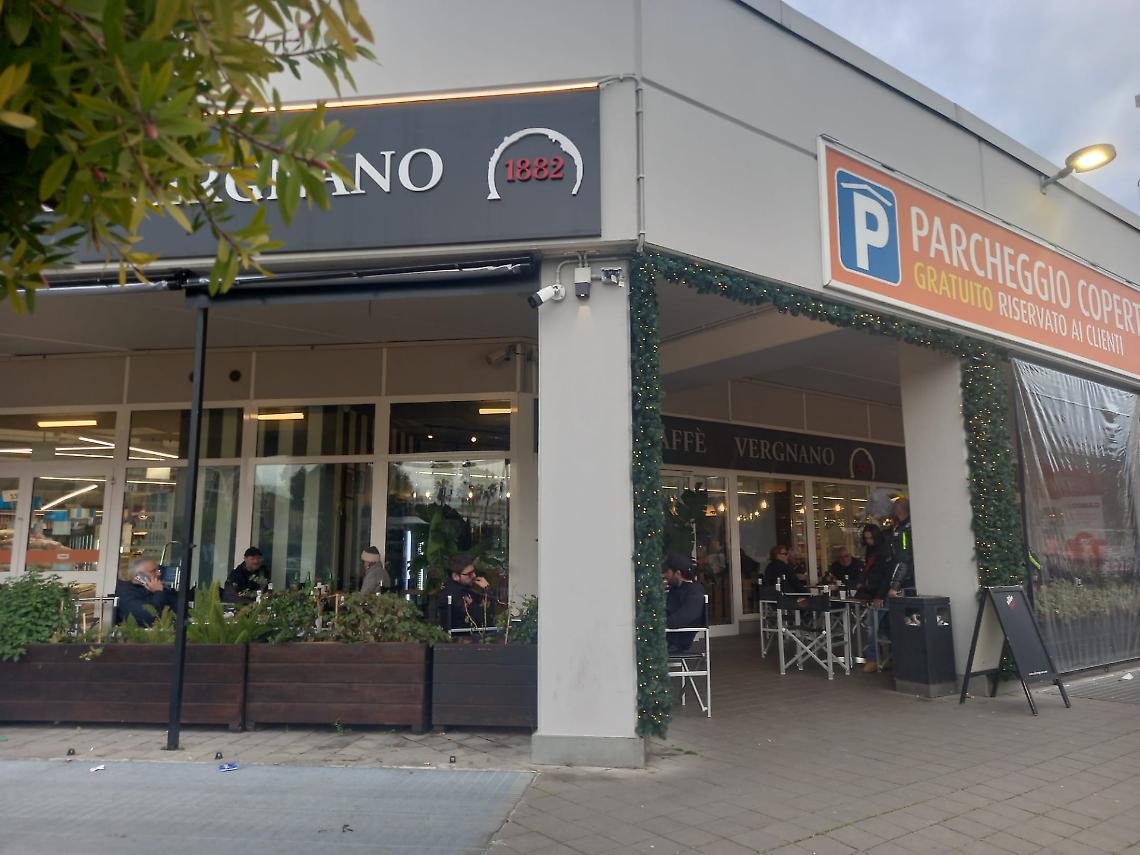 Furto notturno al bar, ruba 300 euro e una bottiglia di vino