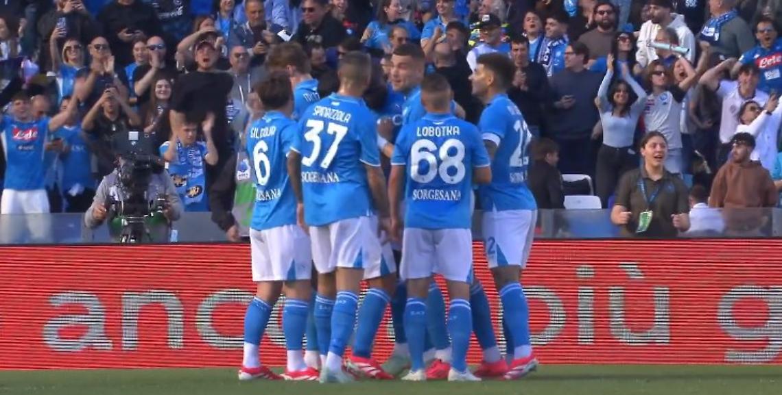 Il Napoli risponde all'Inter, batte la Fiorentina e torna a -1
