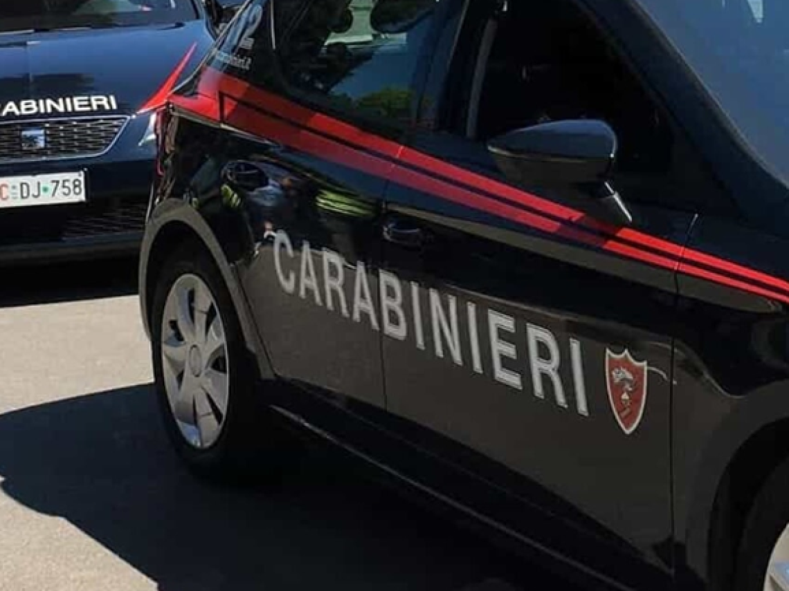 Armato di taglierino si fa consegnare l'incasso: caccia al rapinatore solitario