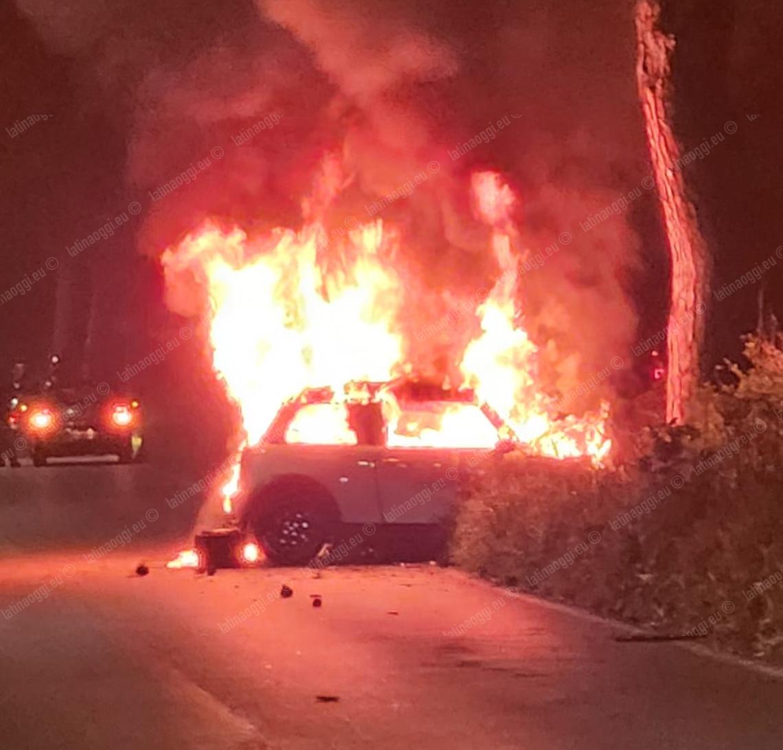Muore nel rogo della sua auto dopo l'incidente