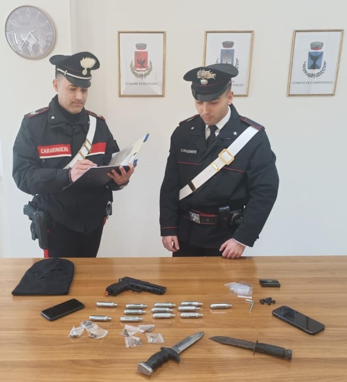 Estorsione armata: inseguono un ragazzo e gli sparano con una pistola ad aria compressa