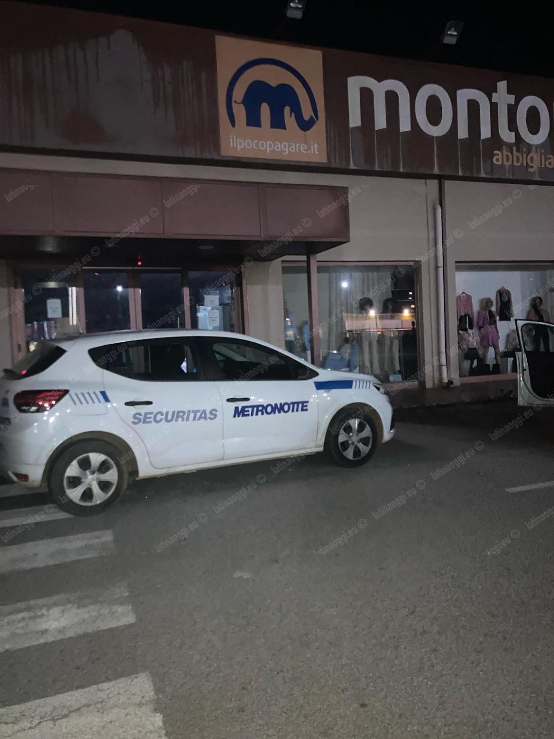 Furto nel negozio di abbigliamento e colpo fallito nel bar tabacchi: ladri a caccia degli incassi