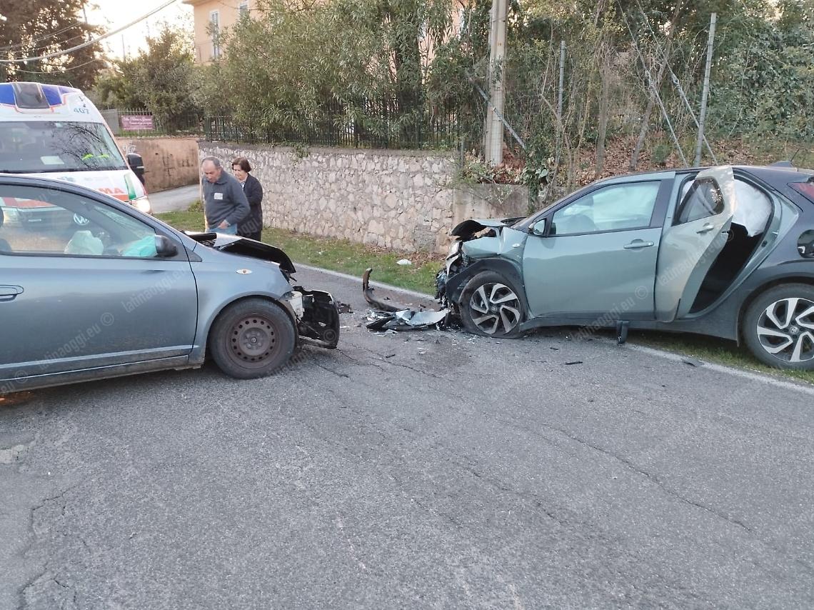 Scontro tra due auto, mamma e figlia in codice rosso