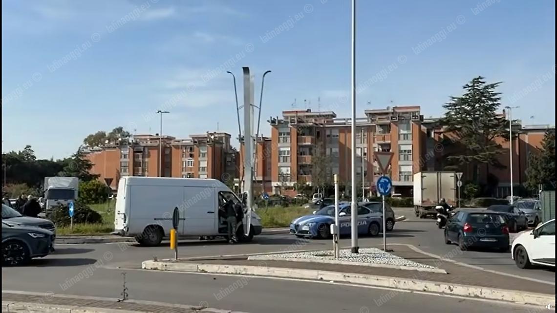 Equivoco per un furgone conteso, scatta l'inseguimento da film in centro