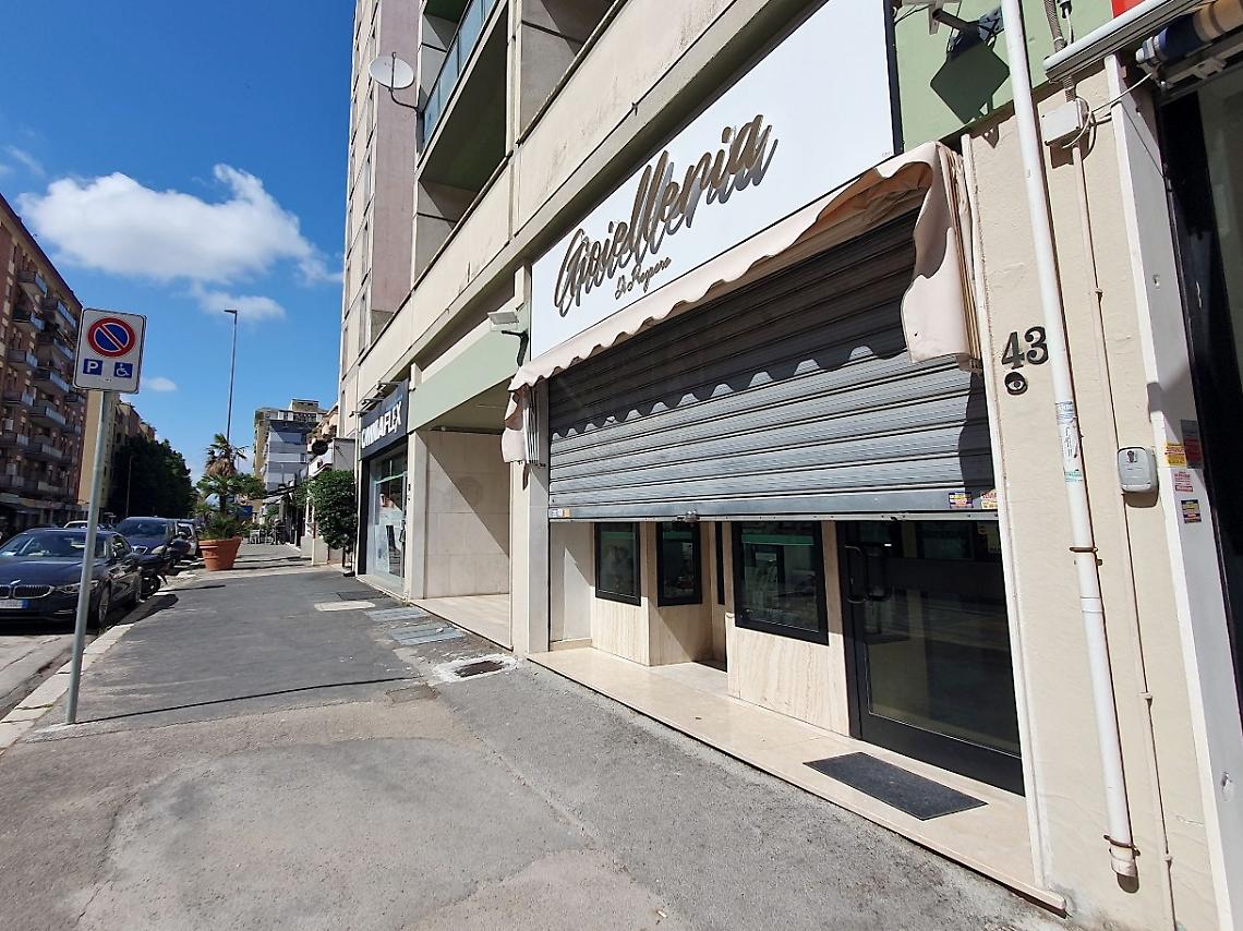 Si era finta cliente per rubare in gioielleria, interrogata una donna