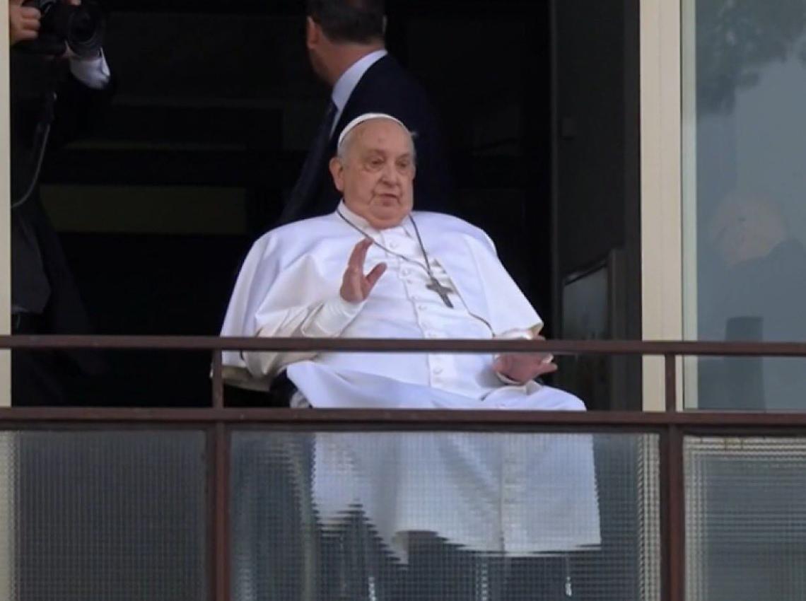 Il Papa dimesso dal Gemelli: "Grazie per le vostre preghiere". Poi l'appello per la pace