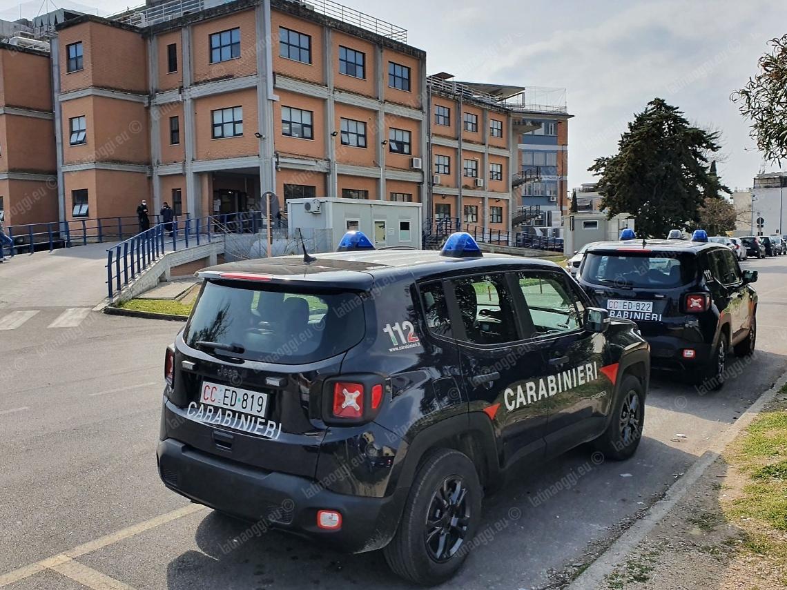 Porta il figlio in pronto soccorso ma non vuole aspettare, urla e insulti ai medici