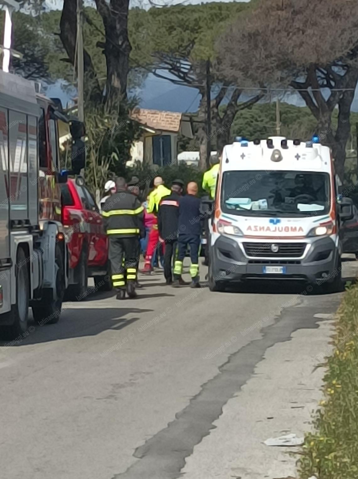 Folgorati mentre potano le piante: il carrello ha urtato il cavo dell'alta tensione