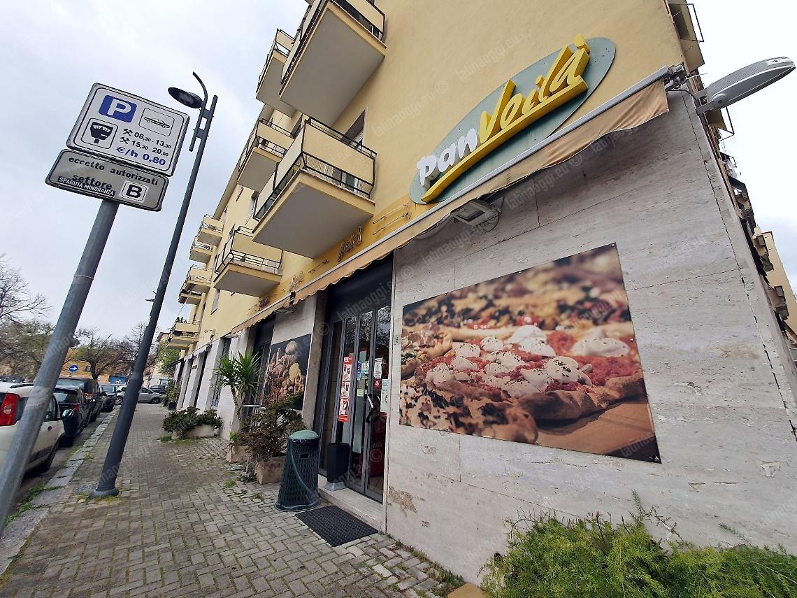 Rapinatore armato di punteruolo, la commessa lo colpisce con la scopa