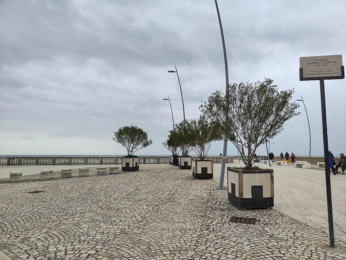Rimosse dal centro, finscono sul lungomare: le fioriere della discordia
