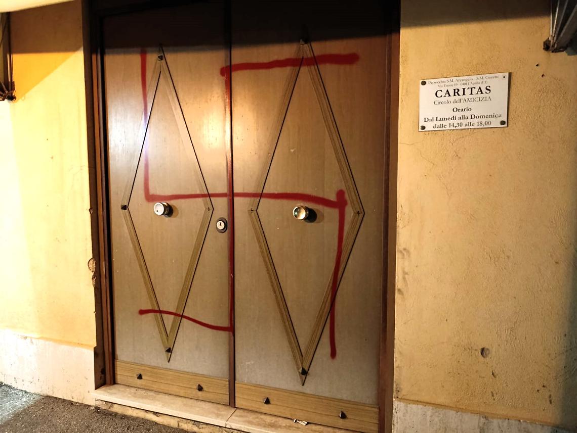 Svastica contro la sede della Caritas, acquisiti i video