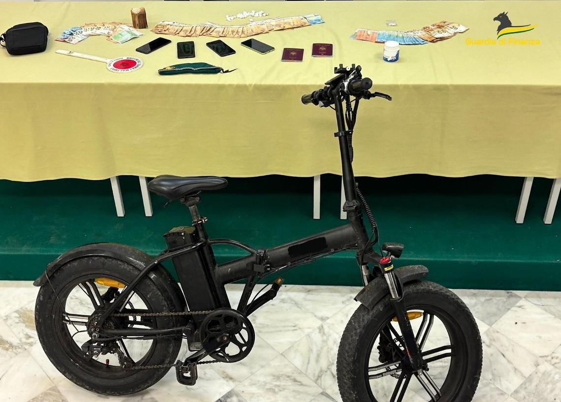 Arrestato cittadino albanese per spaccio: sequestrati cocaina e 10.000 euro