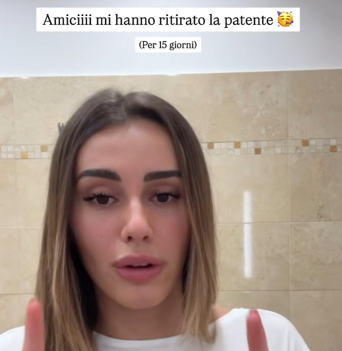 Al telefono mentre guida, le ritirano la patente: l'influencer si lamenta sui social