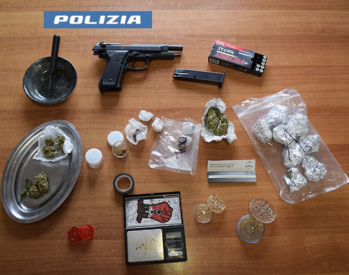Con la pistola su Tik Tok e con la droga in casa