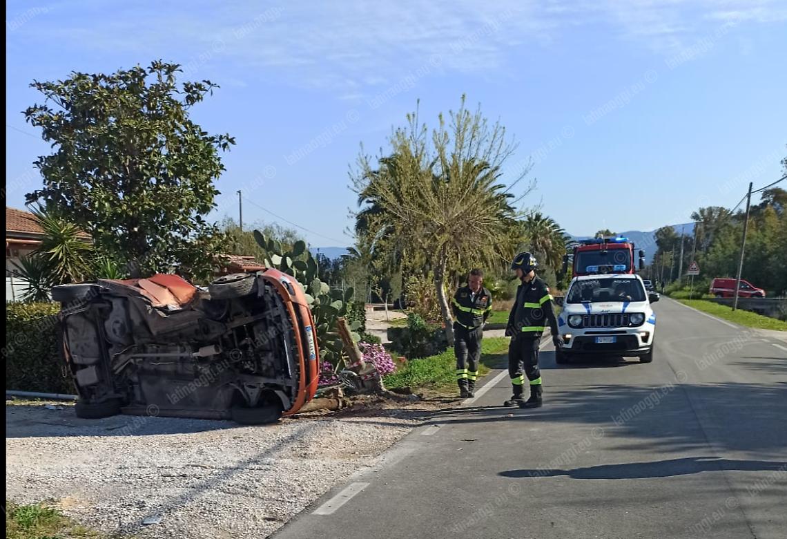 Incidente a Borgo Hermada, auto finisce fuori strada: due giovani in codice rosso