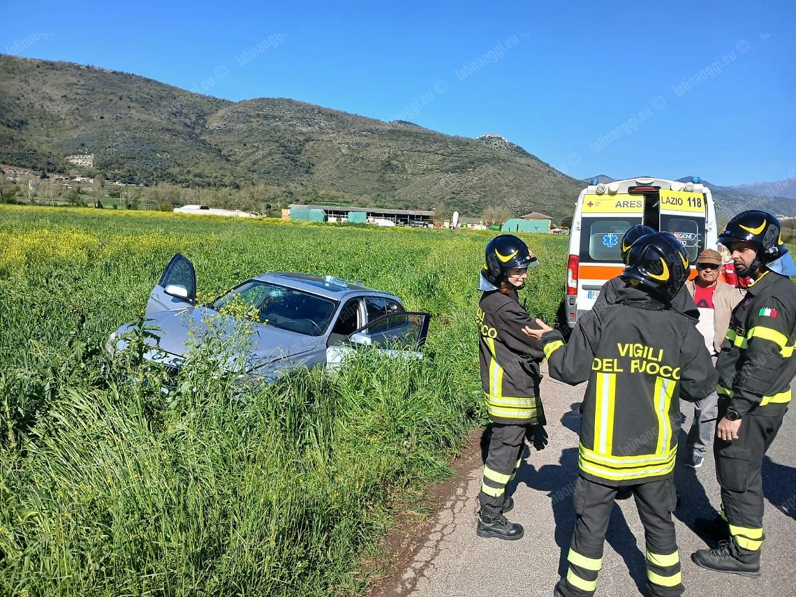 Gli taglia la strada e scappa, giovane finisce fuori strada con l'auto