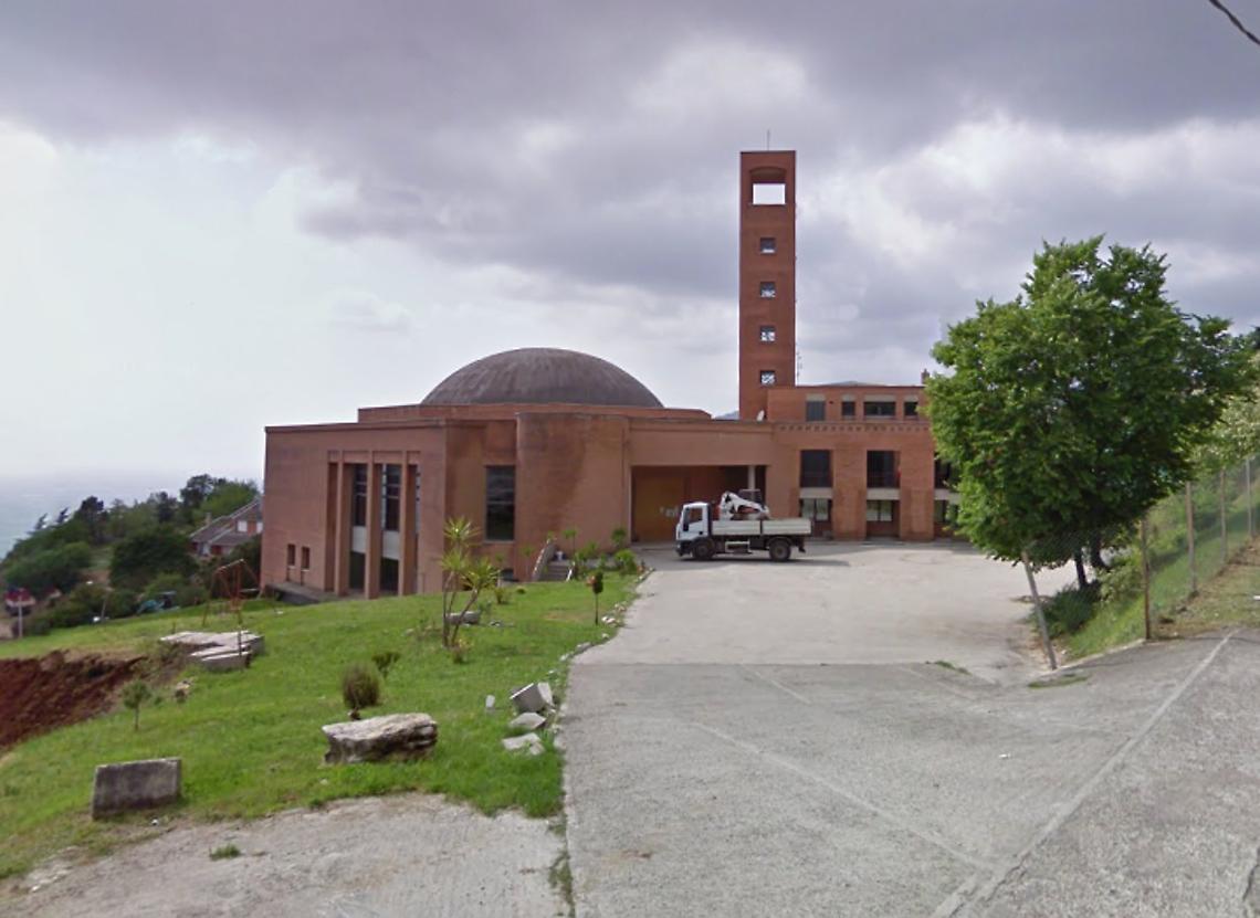 Bestemmia in chiesa, per la quarta volta interrompe la messa