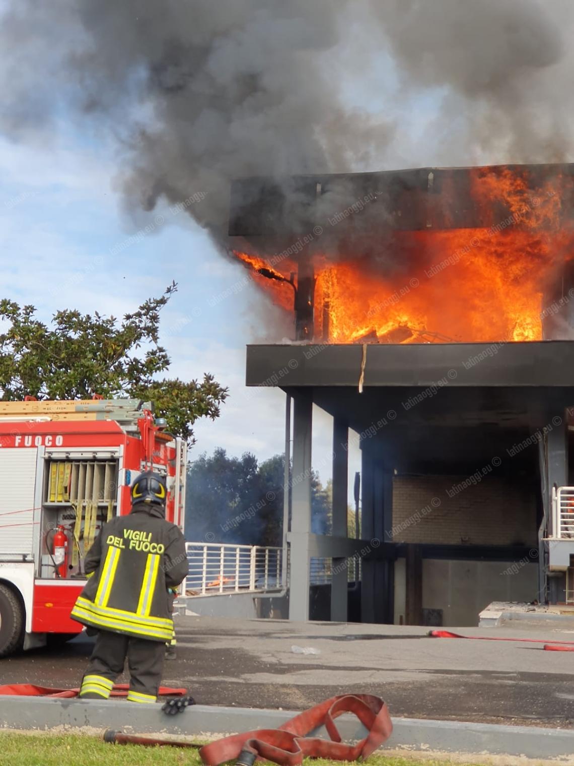 Cade dalla scala nell&rsquo;incendio del mobilificio, vigile del fuoco elitrasportato a Roma