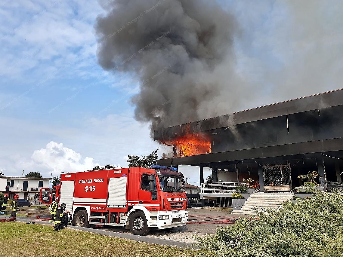 Mobilificio distrutto dalle fiamme, verifiche sull'antincendio