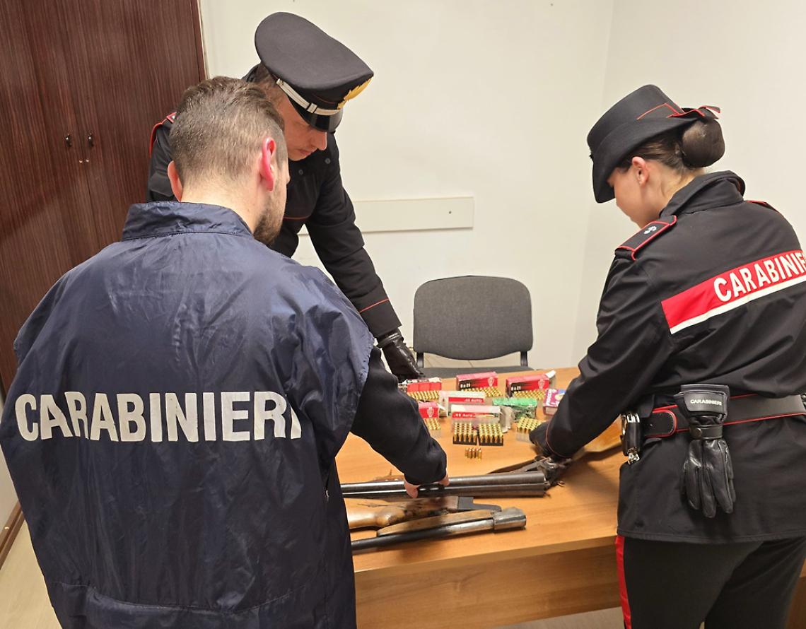 Fondi, armi e munizioni nascoste sotto il solaio: 53enne arrestato dai Carabinieri