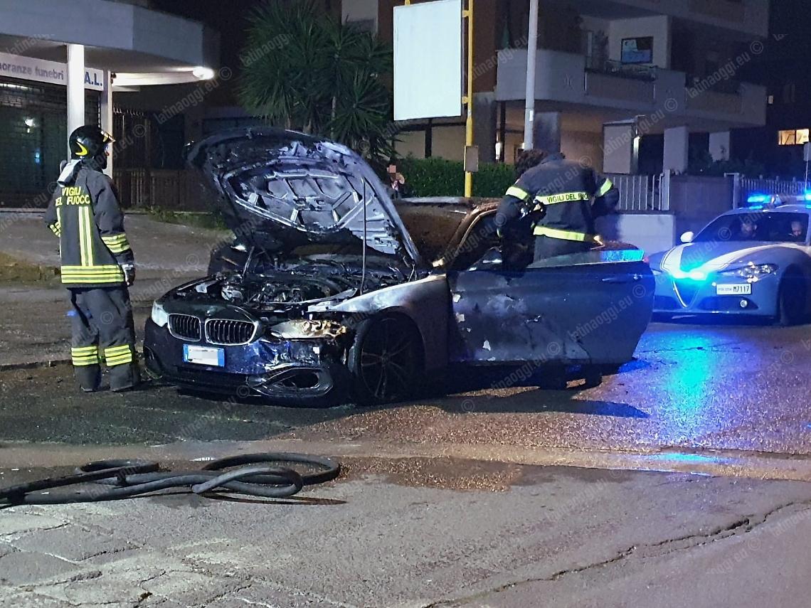 L’auto prende fuoco al ritorno a casa, paura per una coppia