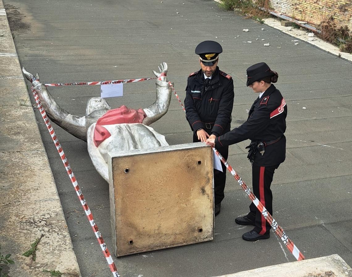 Statua del Cristo Redentore sulla terrazza, denunciato