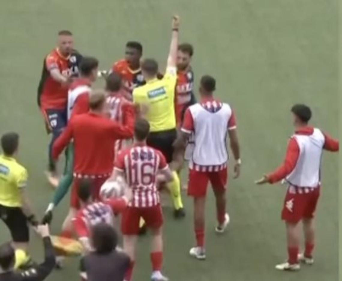 L'arbitro lo ammonisce due volte e dimentica di espellerlo: promozione a rischio