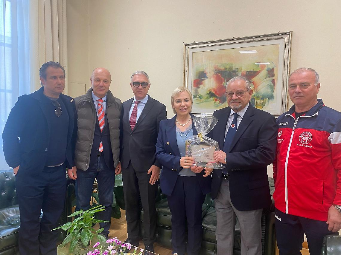 Il Maestro Sergio Vincenzo Russo premiato dal sindaco, Matilde Celentano