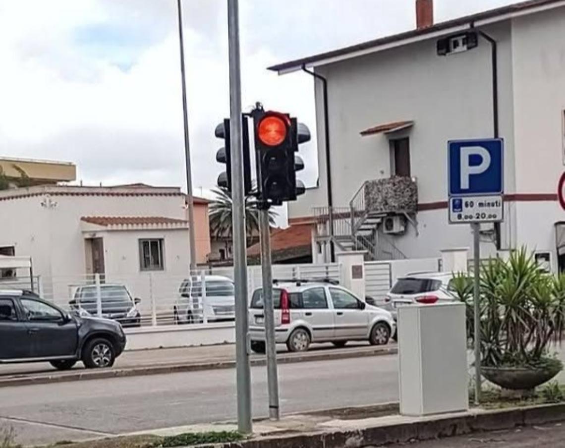 Campoverde, dopo sette mesi torna in funzione il semaforo 