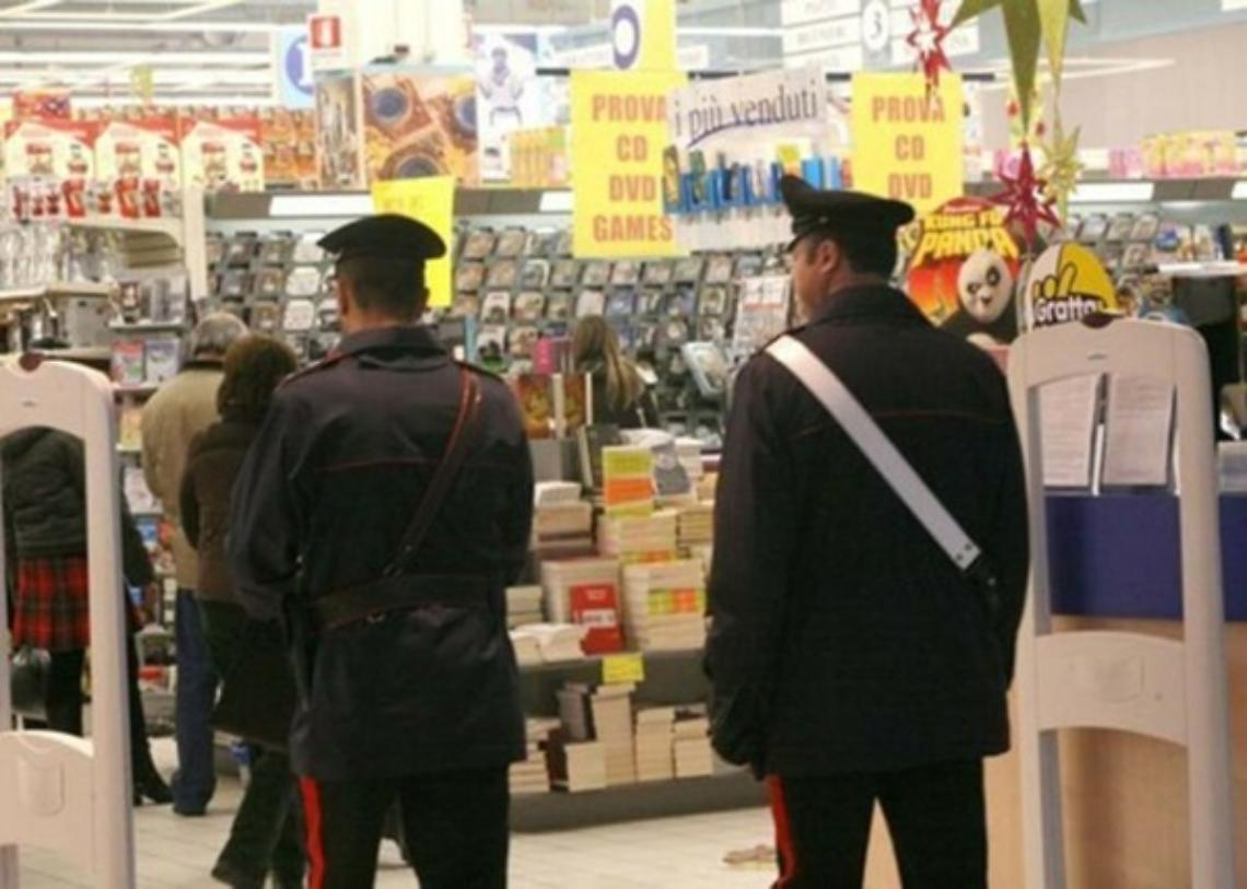 Entrano nel supermercato e rubano 600 euro di prodotti, scoperti e fermati