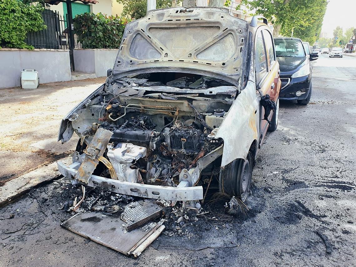 Auto a fuoco all'alba, giallo in via Quarto