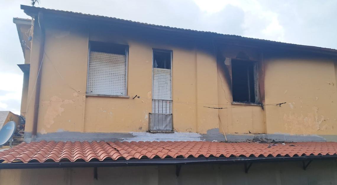 Dà fuoco alla propria casa, 53enne trovato in stato di alterazione