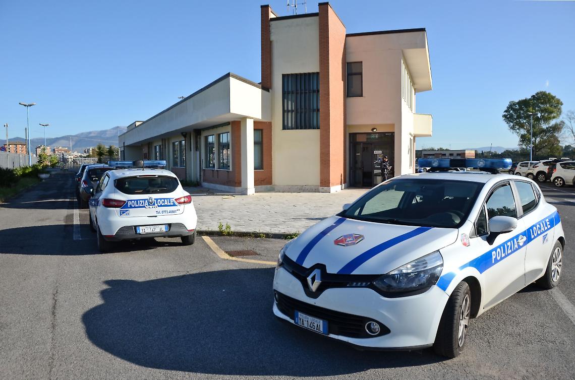 In fuga con l’auto dopo l’incidente aggredisce gli agenti: scatta l’arresto