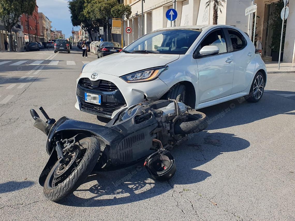 Scontro tra auto e scooter, professionista operato d'urgenza