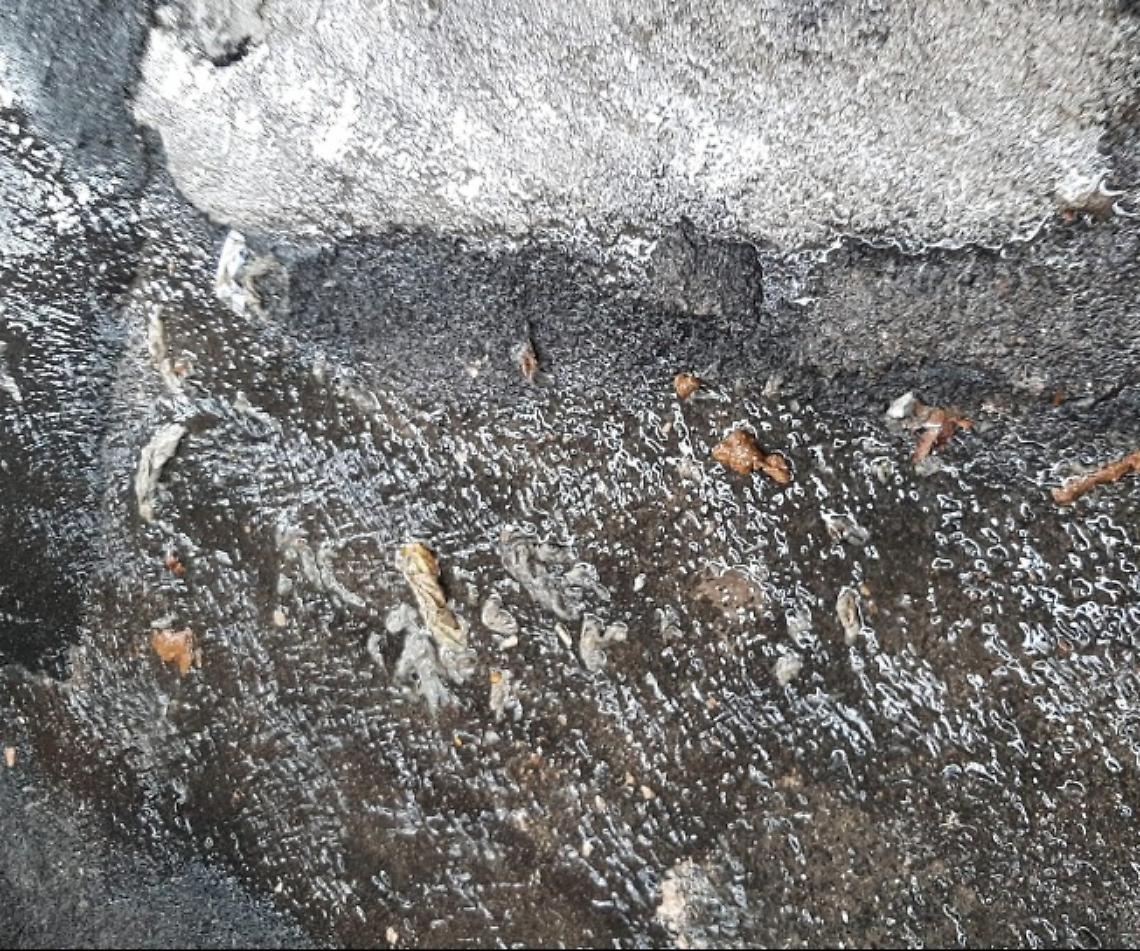 Salta la fogna, liquami in strada