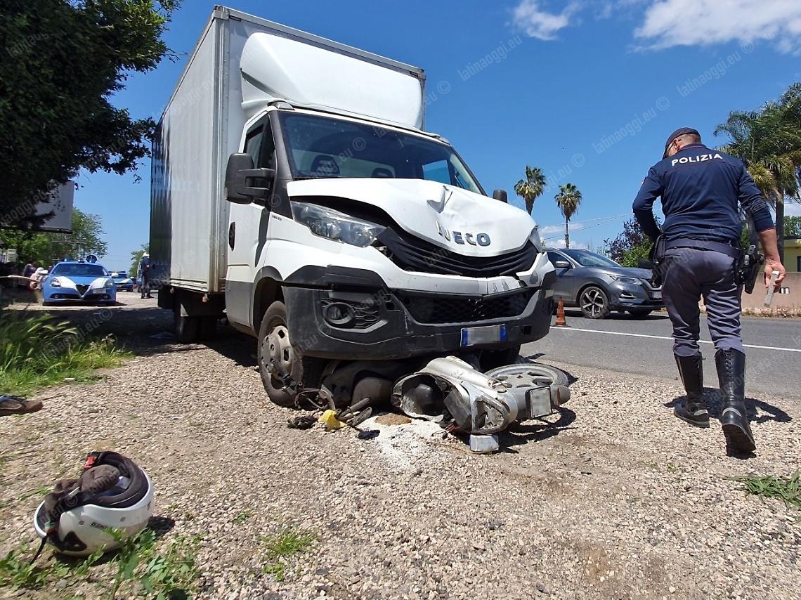 Folle manovra sulla Pontina, travolto in scooter