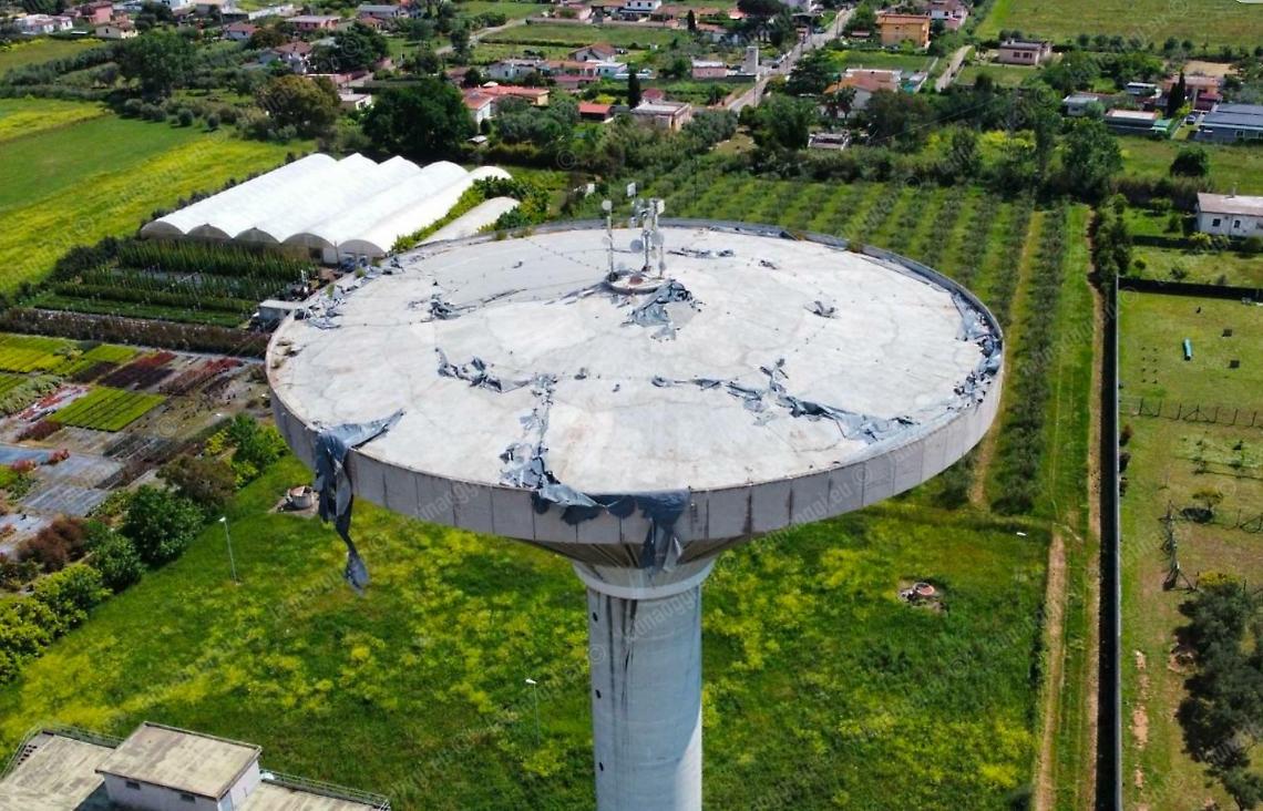 L’acquedotto  cade  a pezzi,  la  guaina vola dal tetto  e finisce sulle case