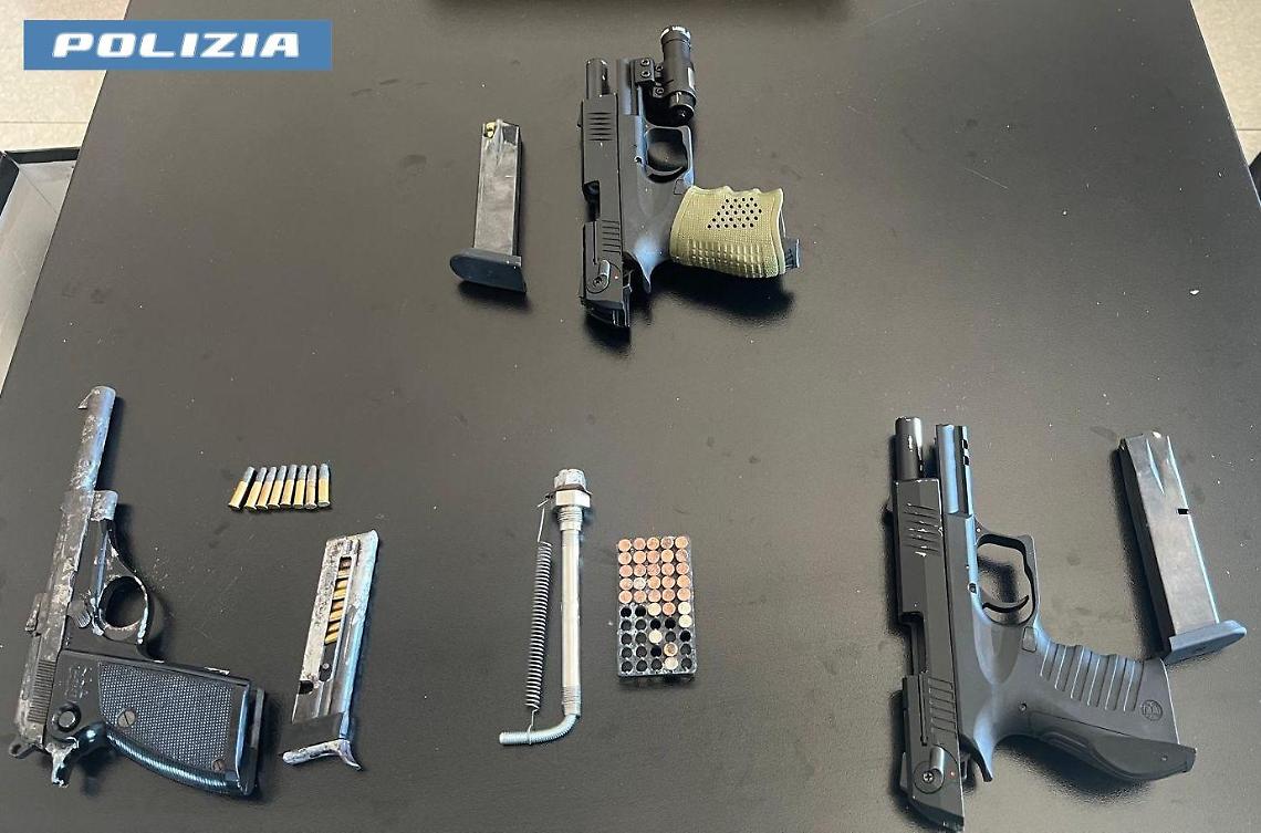&ldquo;Dizionario&rdquo; dello spaccio e armi tra le lenzuola. Tre arresti della Polizia di Stato