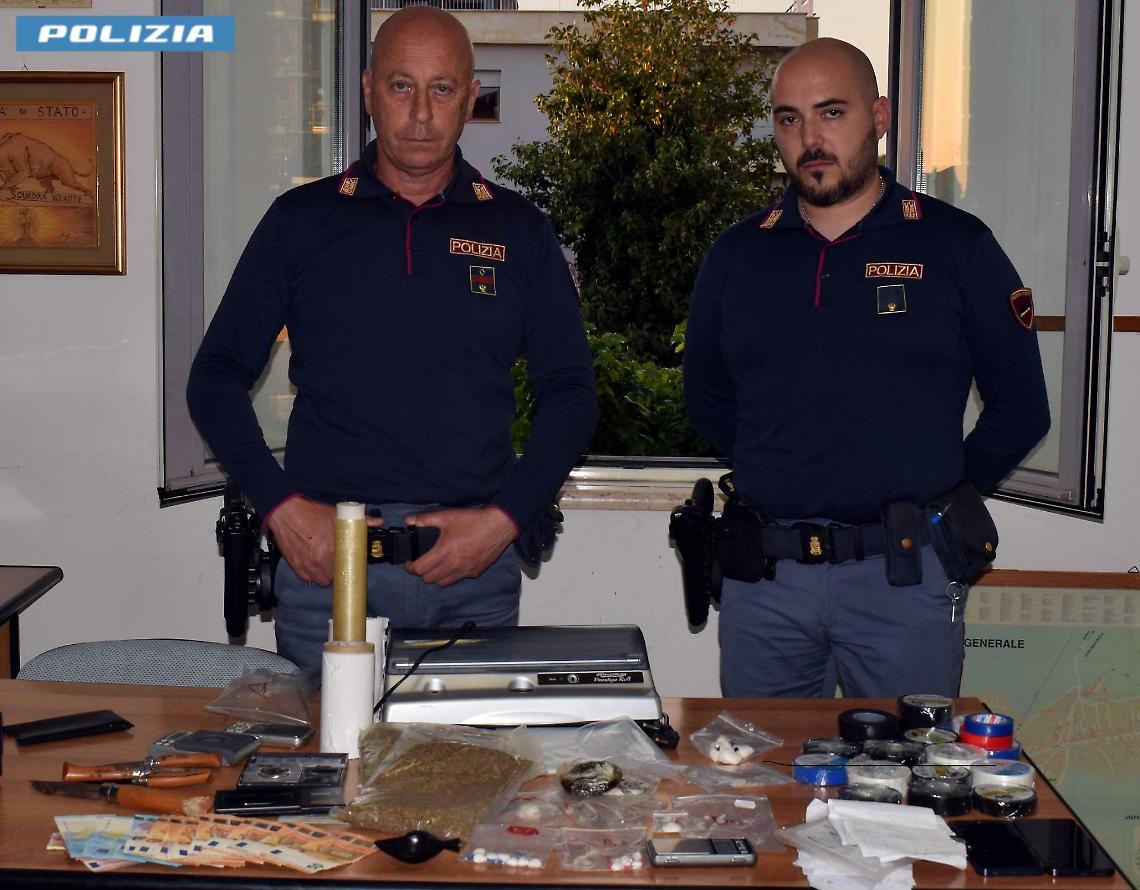 Due case per lo spaccio, l&rsquo;irruzione degli agenti con tanto di ariete