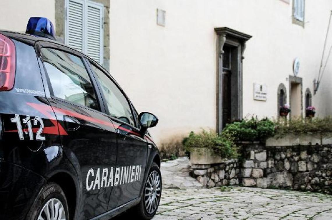 Aggrediscono un uomo con una bottiglia rotta: due denunciati, si cerca il resto del branco