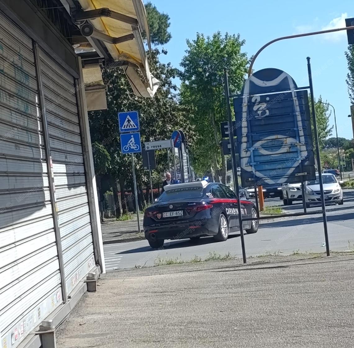 Spari nella notte, sei esplosioni da un'auto in corsa