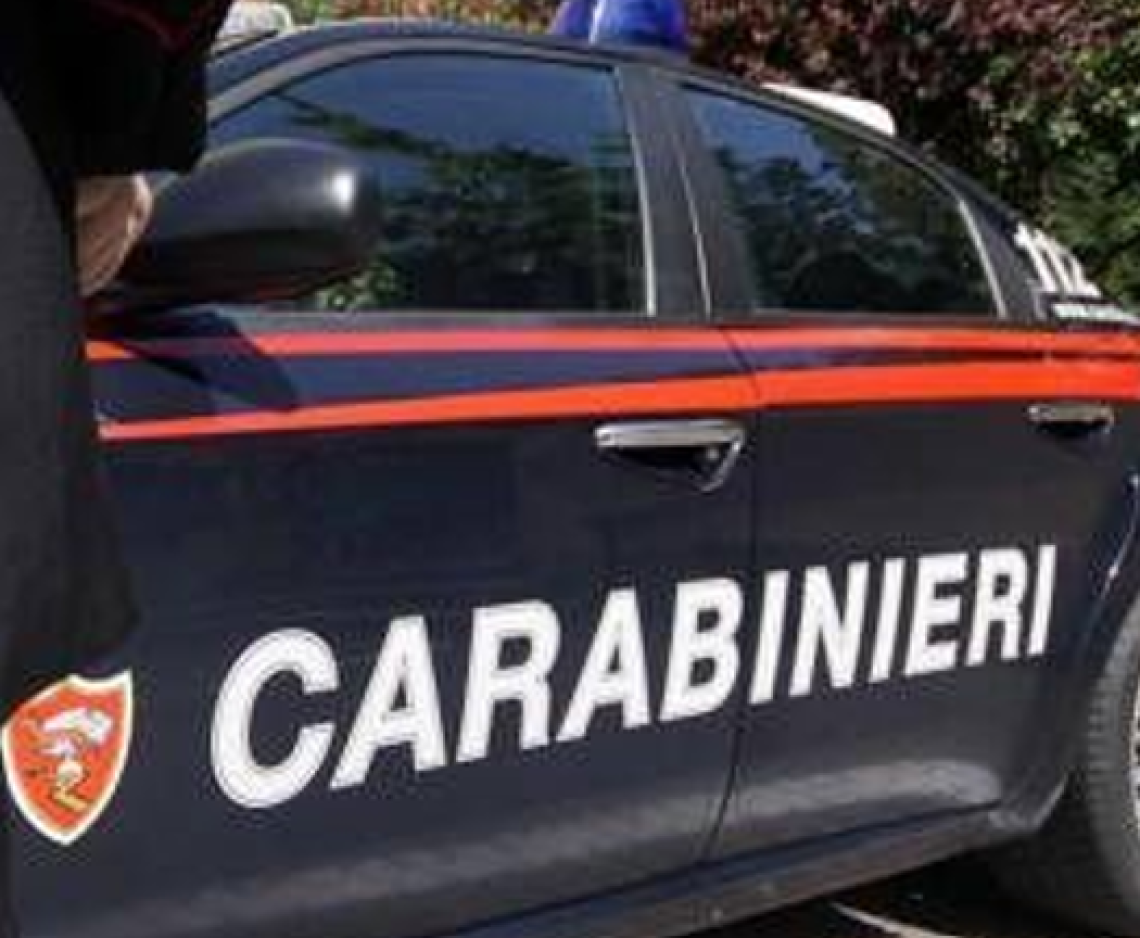 Lo prendono a bastonate per rubargli la catenina e 450 euro