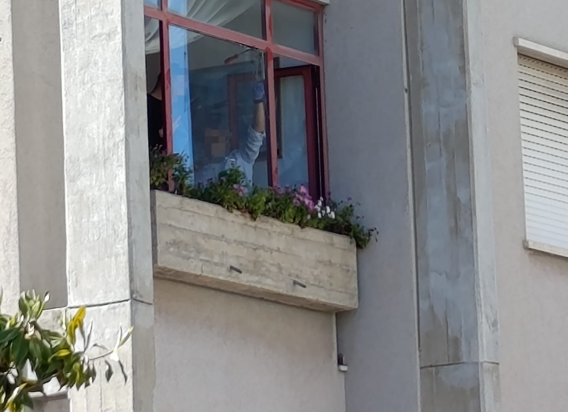 Spari ad Aprilia, sette colpi contro balconi e finestre